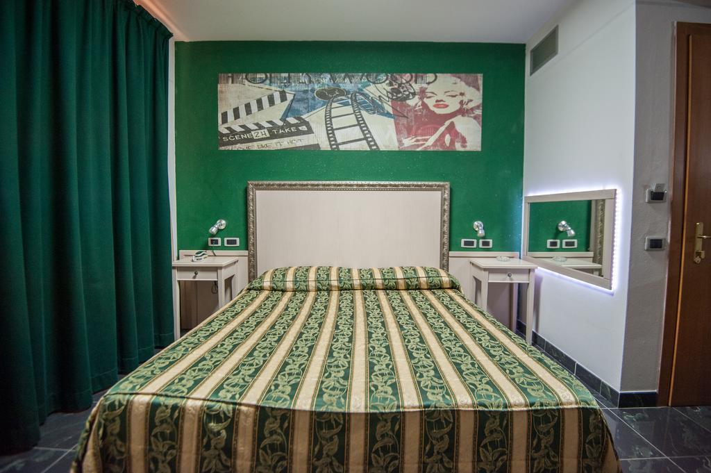 Orange Motel Vergiate Extérieur photo