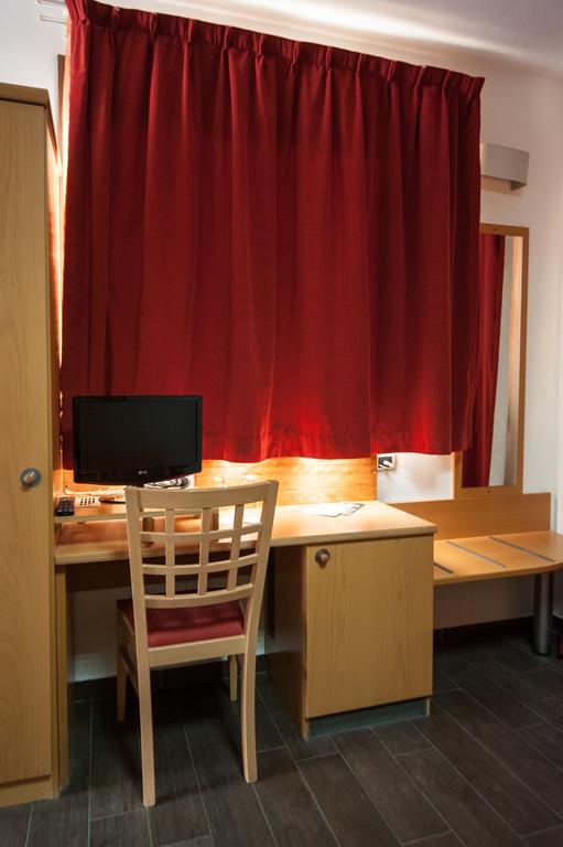 Orange Motel Vergiate Extérieur photo