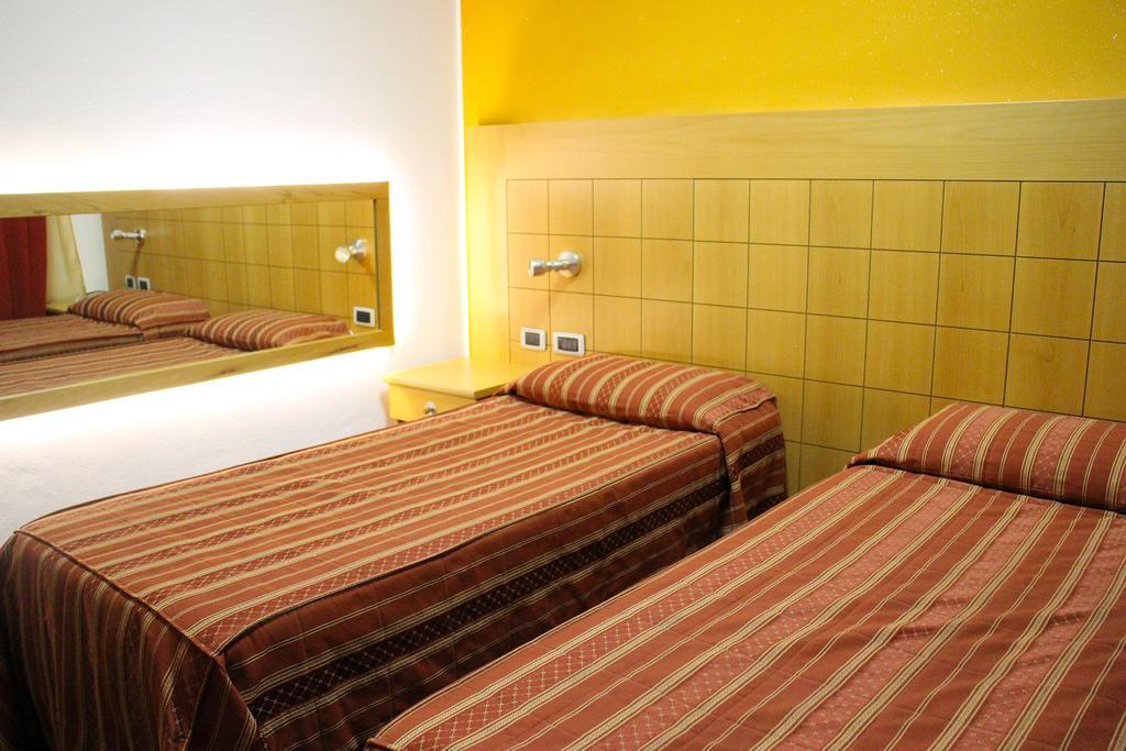 Orange Motel Vergiate Extérieur photo