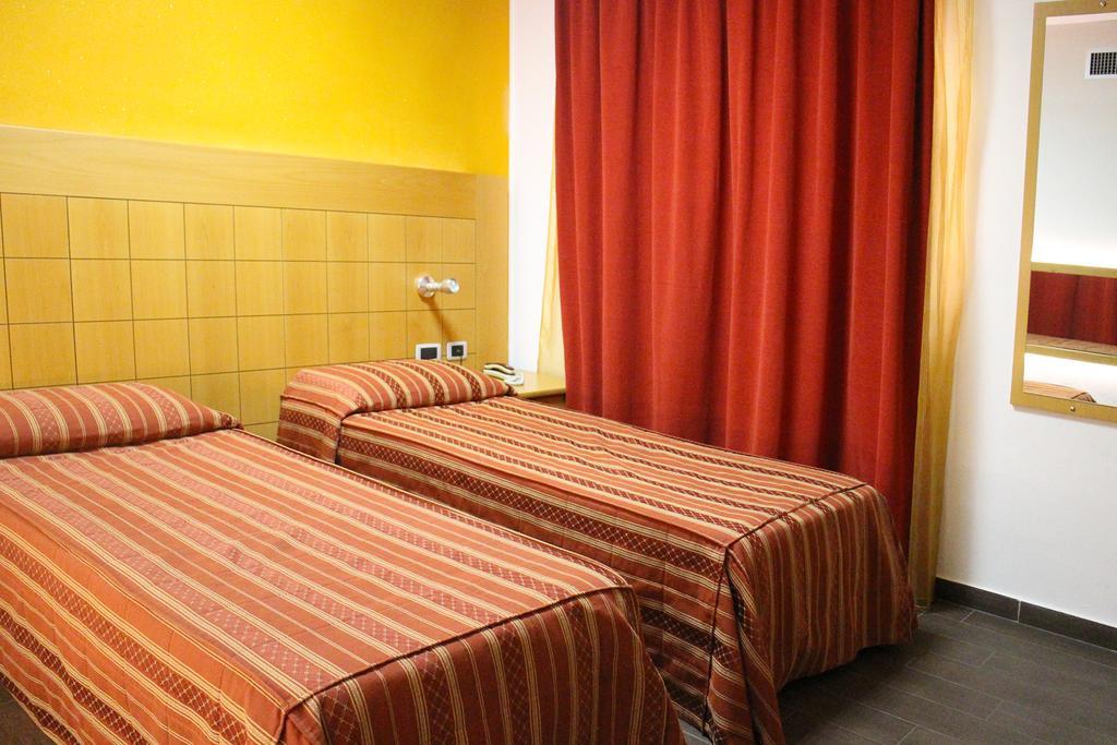 Orange Motel Vergiate Extérieur photo
