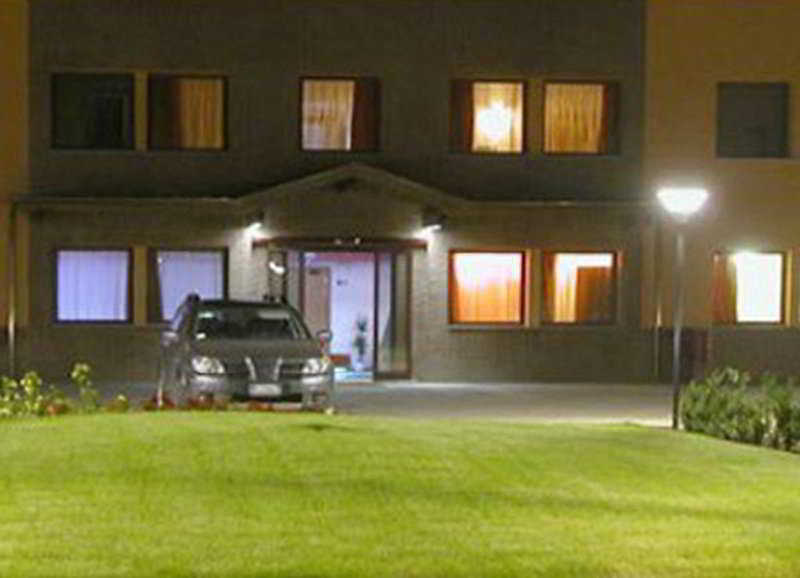 Orange Motel Vergiate Extérieur photo