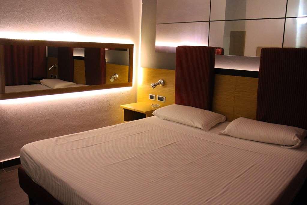Orange Motel Vergiate Chambre photo
